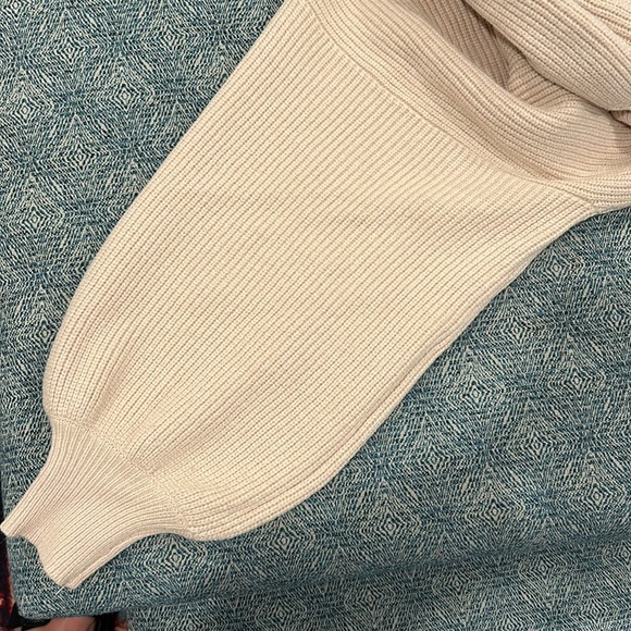 Lush cream sweater with bubble sleeves - Picture 2 of 3